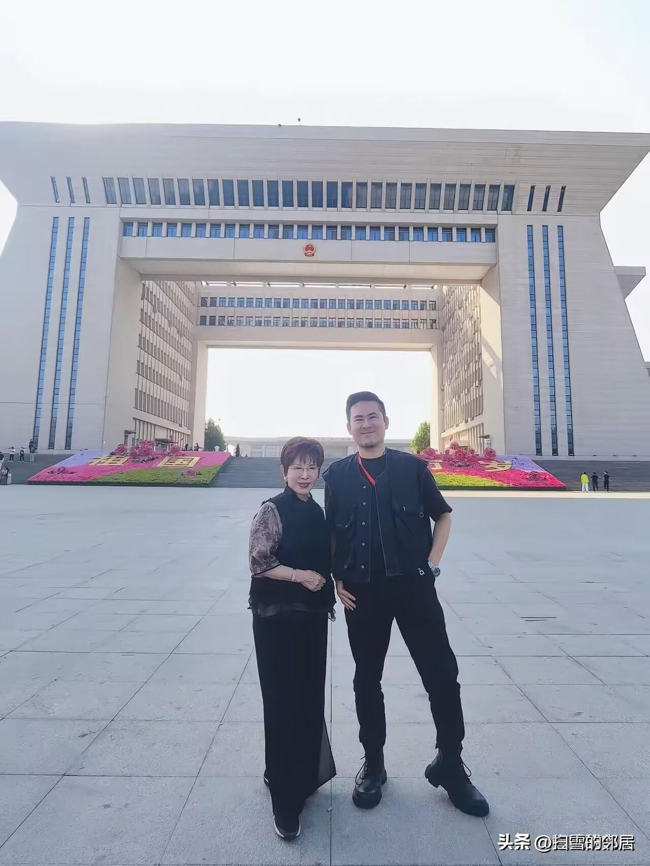 爱国青年王炳忠昨天（12日）在社媒发文表示，离开乌鲁木齐，我们抵达伊犁，到中国、