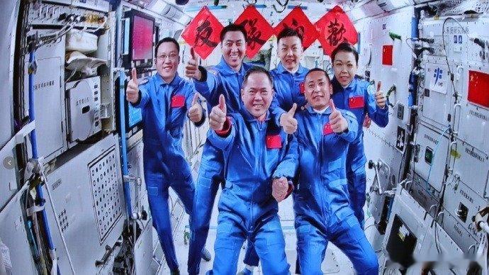 凤凰新闻【第8次会师！神舟二十三号航天员乘组进驻“天宫”】新华社酒泉5月25日电