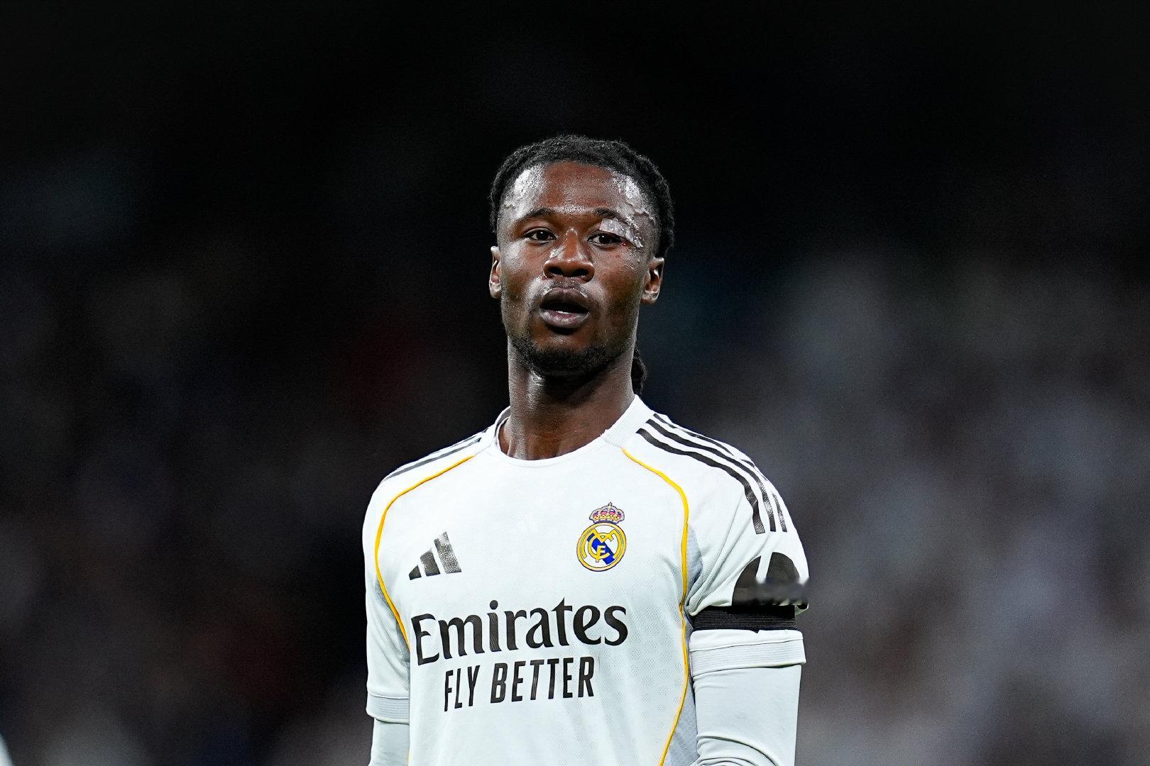 马卡报：卡马温加在慕尼黑安联球场被红牌罚下后，情绪崩溃，泣不成声。比赛结束后，队