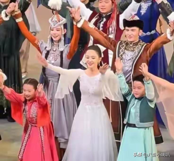 孩子的成长，永远是一面镜子，照出父母最真实的模样。
9月27日，佟丽娅9岁的儿子