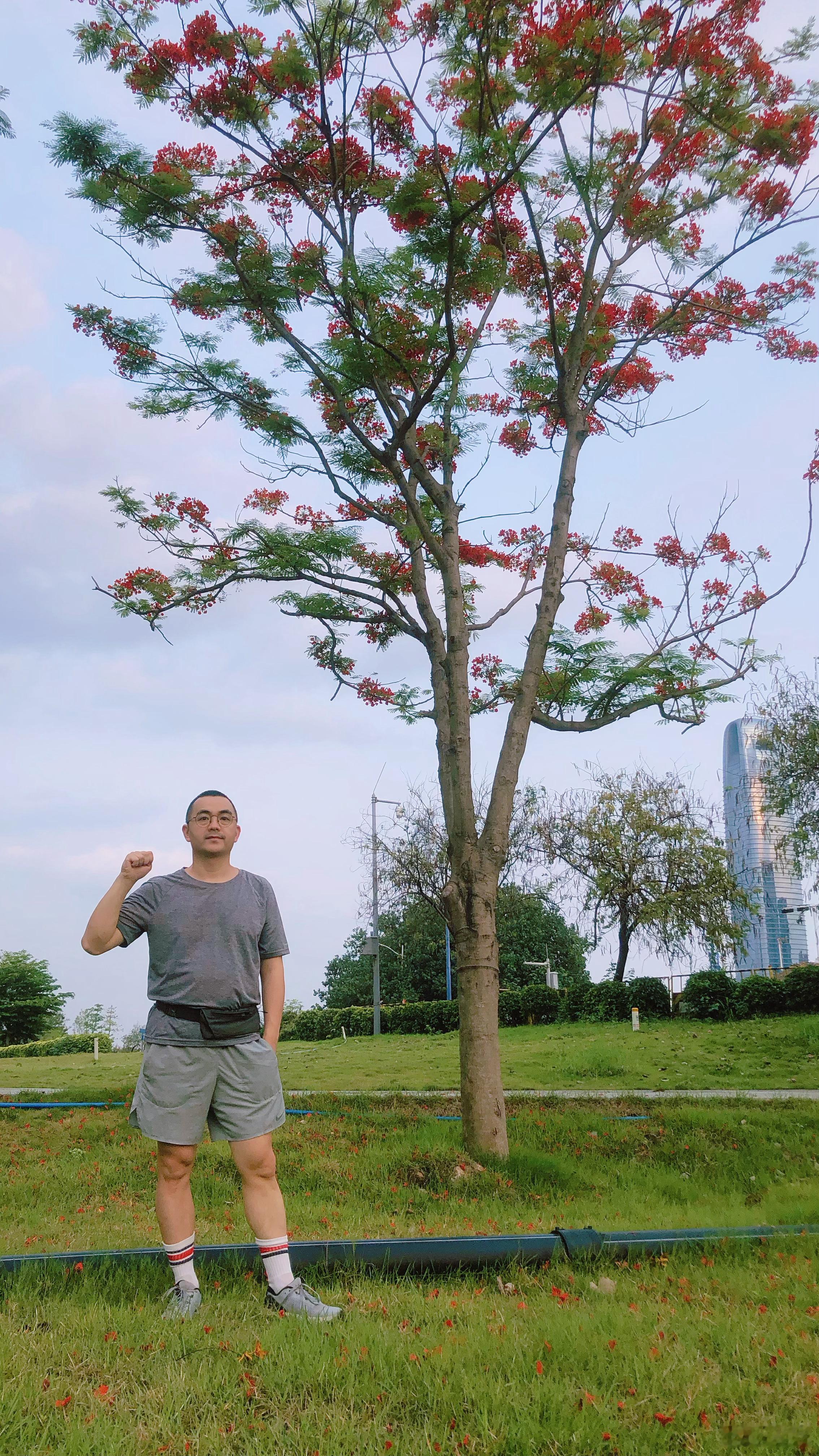 跑步打卡 户外6公里跑✌️！金凤花、鸡蛋花都开始绽放了。健康自律 广州·临江大道