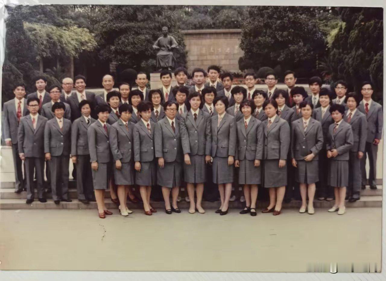 这张照片摄于1984年9月。为了接待日本青年访华团来上海鲁迅纪念馆参观，上级专款