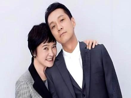 演员冯远征说：“我在四十出头的时候，突然后悔做丁克了，
亲戚围桌聊孩子升学的嘴，