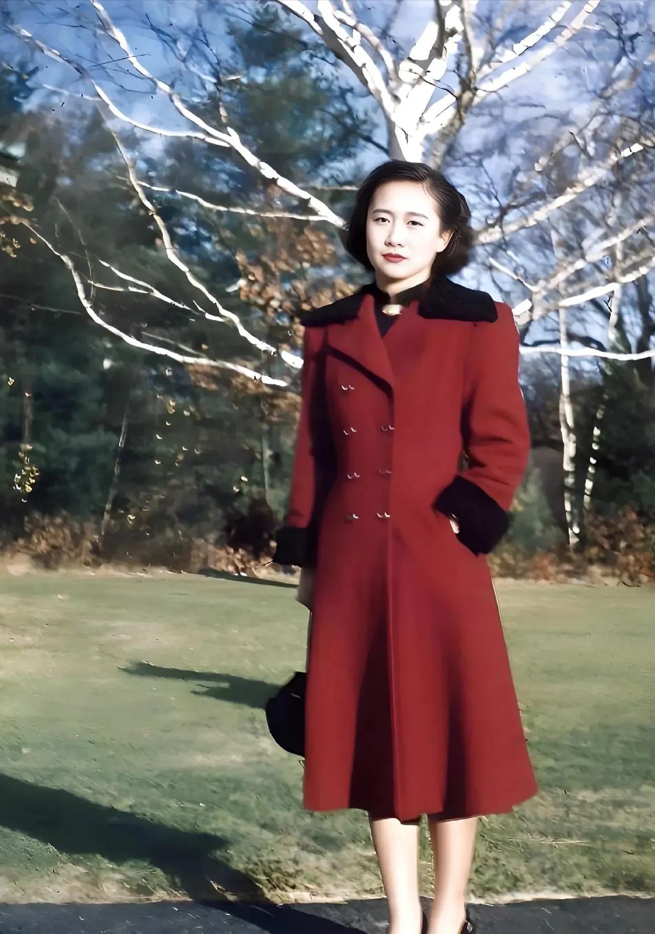 刷到一张老照片，1949年美国街头，22岁的杜致礼，红色呢子大衣，深色半身裙，双