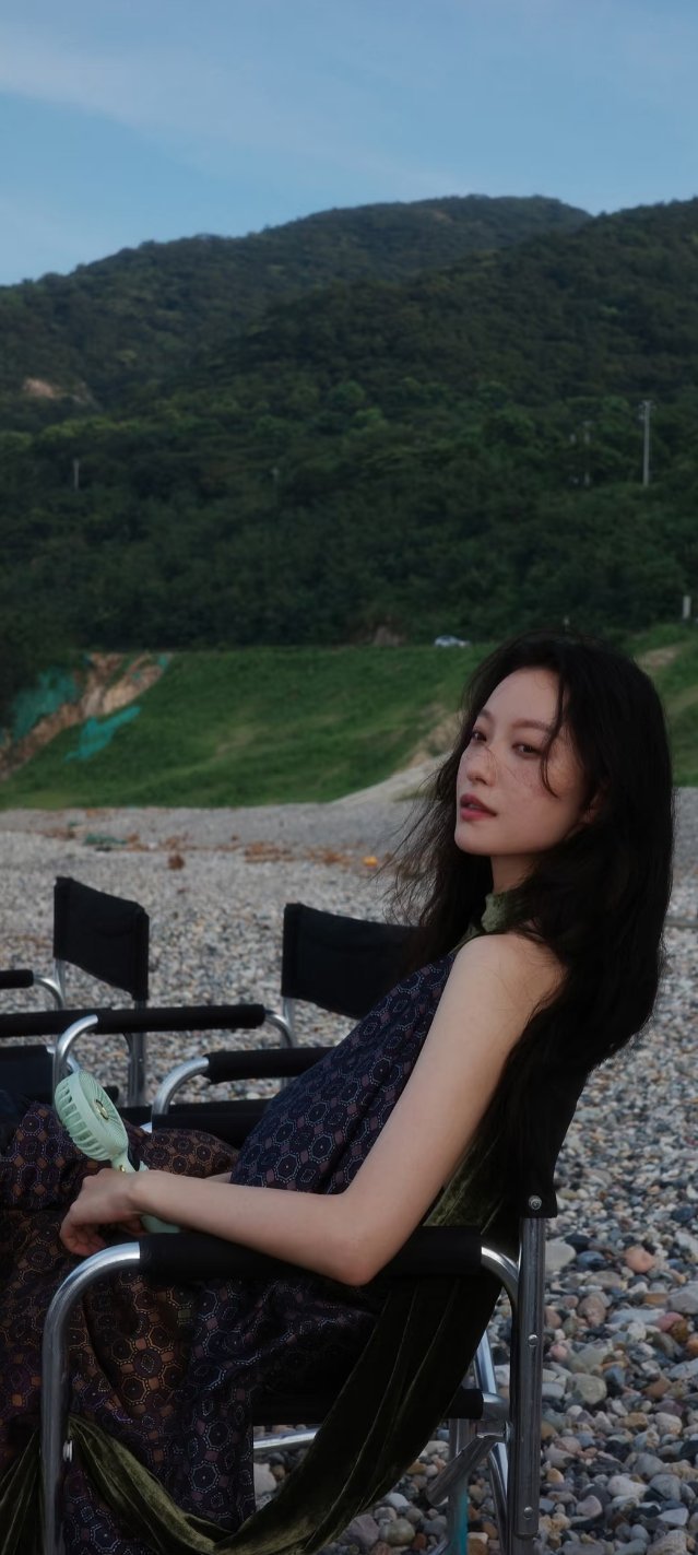 倪妮海边这组照片可以当壁纸的程度了，颜值气质都绝了，实在是太美了～ ​​​