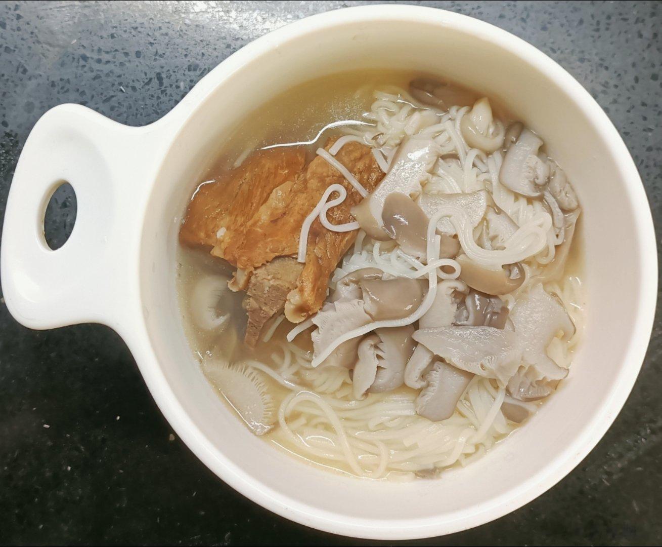 #糖糖的饭饭##科学育儿营养护航# 前天午餐：扇子骨袖珍菇面条；晚餐：亚麻籽蛋糕