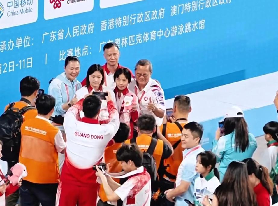 全红婵的教练真的很护着她，昨天她在的广东队夺冠了。
有很多网友给她送小乌龟以及其