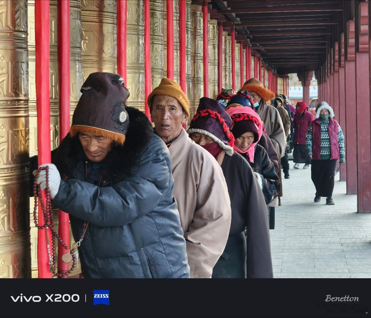 在雪域高原的深处，藏民们穿梭在经幡飘动的山路间，手中的转经筒不停旋转，每一个转动