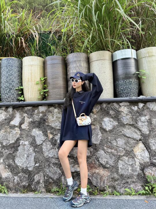 逛景德镇三宝村的巴黎世家女孩儿