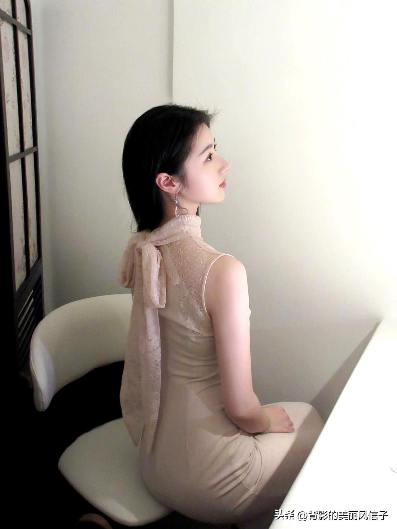 玉人背倚，风信子轻语。