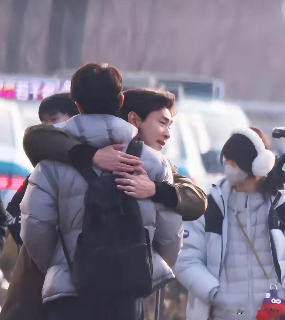 12月25日，肖战《小城良方》高清路透！
王彦霖拥抱送别肖战，肖战穿的越朴素越帅