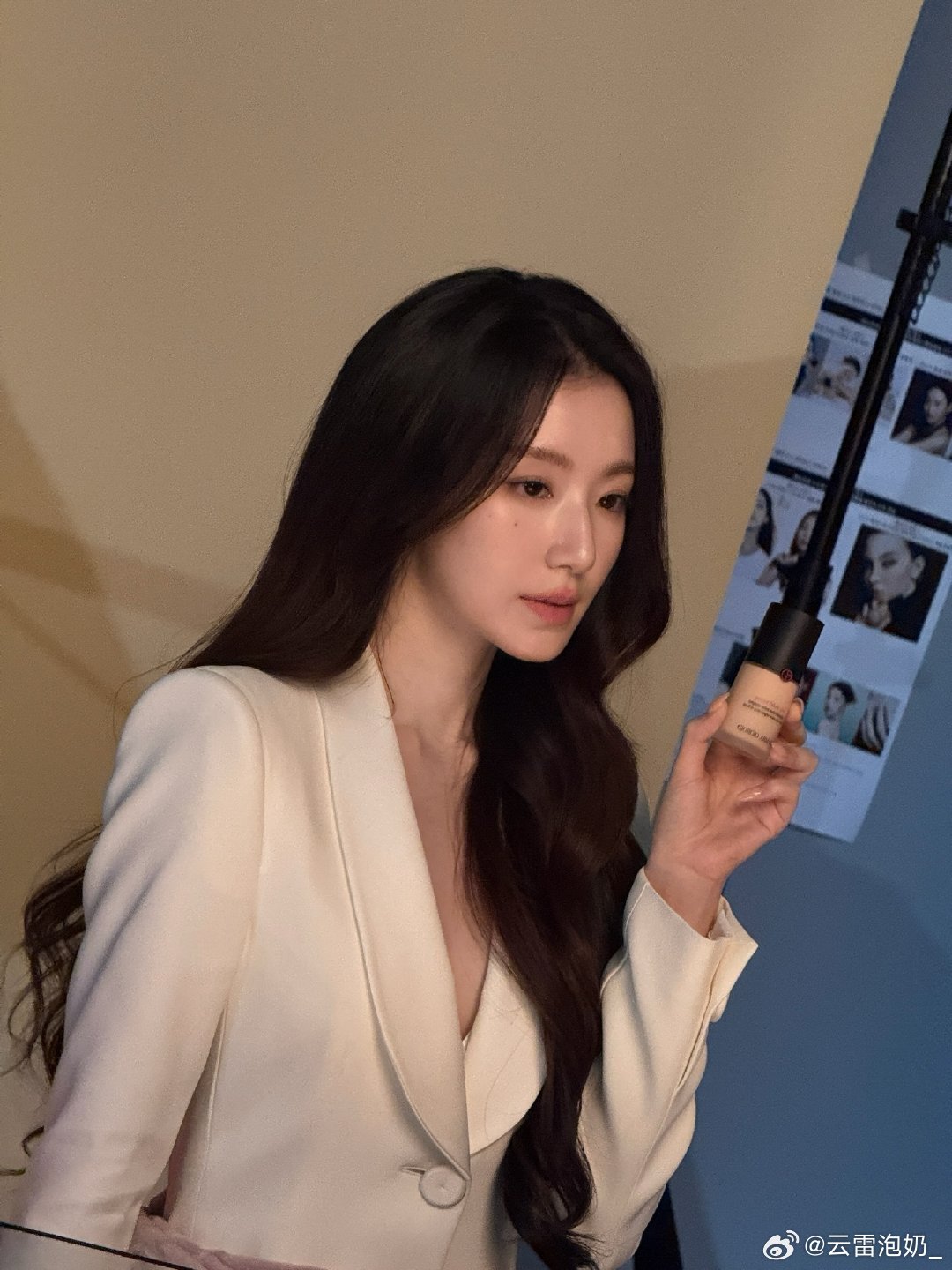 叶舒华  我想请问从mono诡异的假发 甚至因为打歌刘海过长挡到眼睛才草草修剪然
