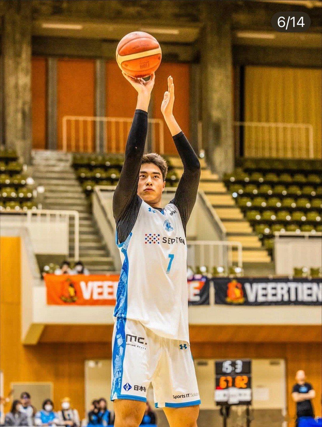 球队更新照片，上周比赛的任老师。 