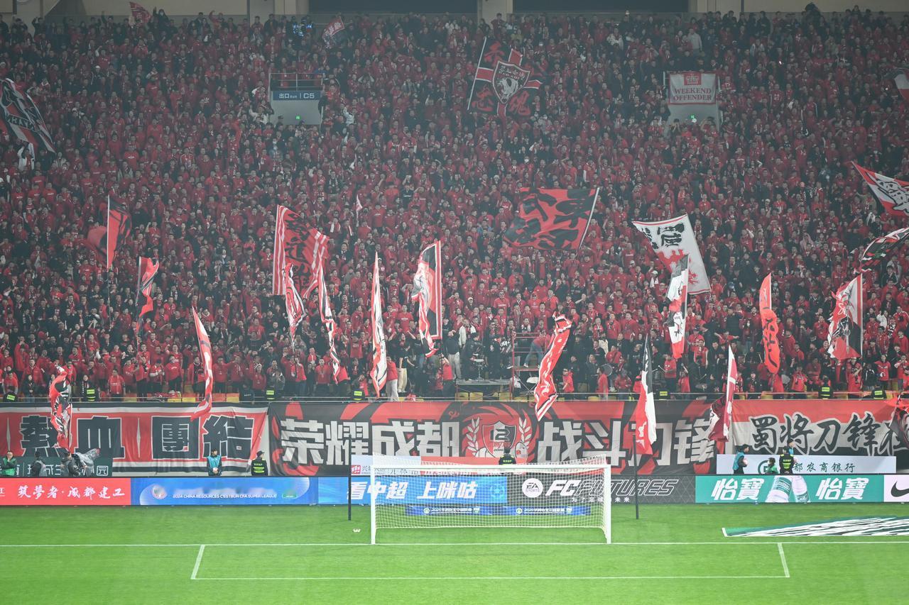 40088，成都蓉城在凤凰山交出完美答卷！[啤酒]按这个节奏下去，必须再进补球员