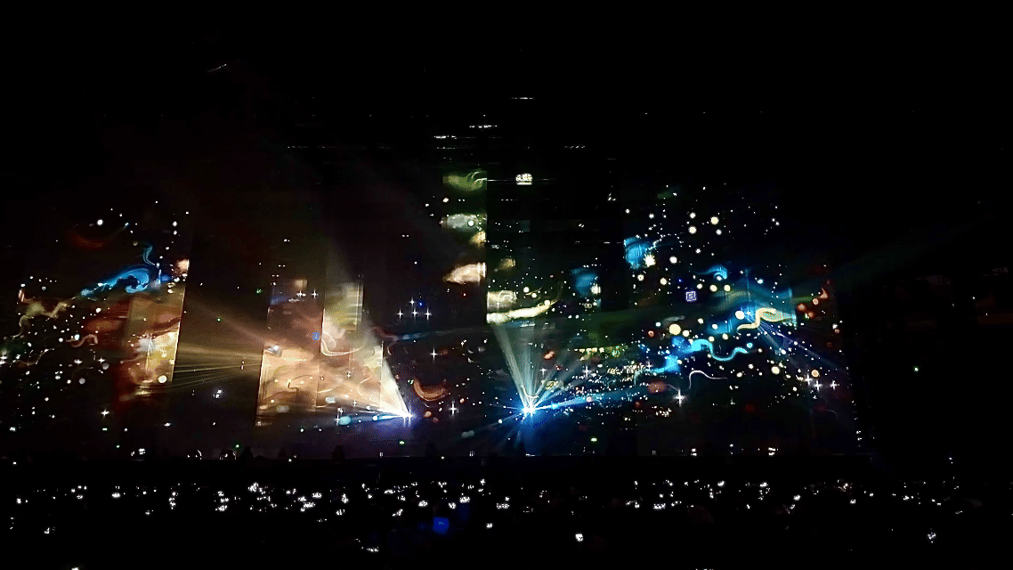 王源演唱会舞美夯爆了 家人们一定要看王源演唱会！舞美超震撼，五彩斑斓的颜色和形状