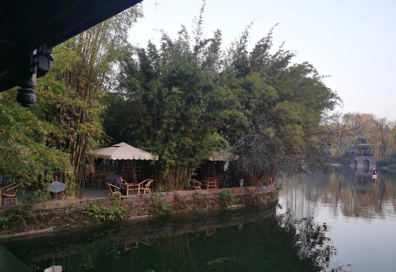 朋友的女儿刚上初一，被老师点名罚蹲等厌学在家，昨天通电话才知道孩子已被送去特训学