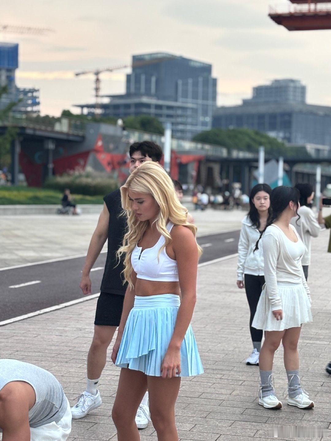 #帕梅拉在上海黄浦江边跳操#不愧是你啊#是坏情绪啊没关系#，竟然邀请了帕梅拉来徐