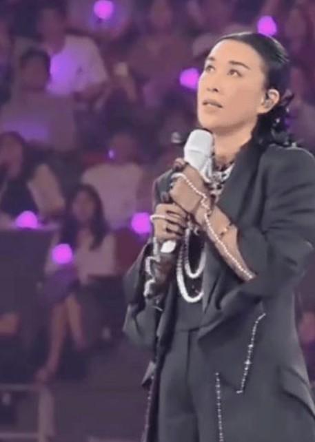那英临时悼念刘欢，这个与篡改爱国主义歌曲有本质区别。
 
追思一个当今中国一个可