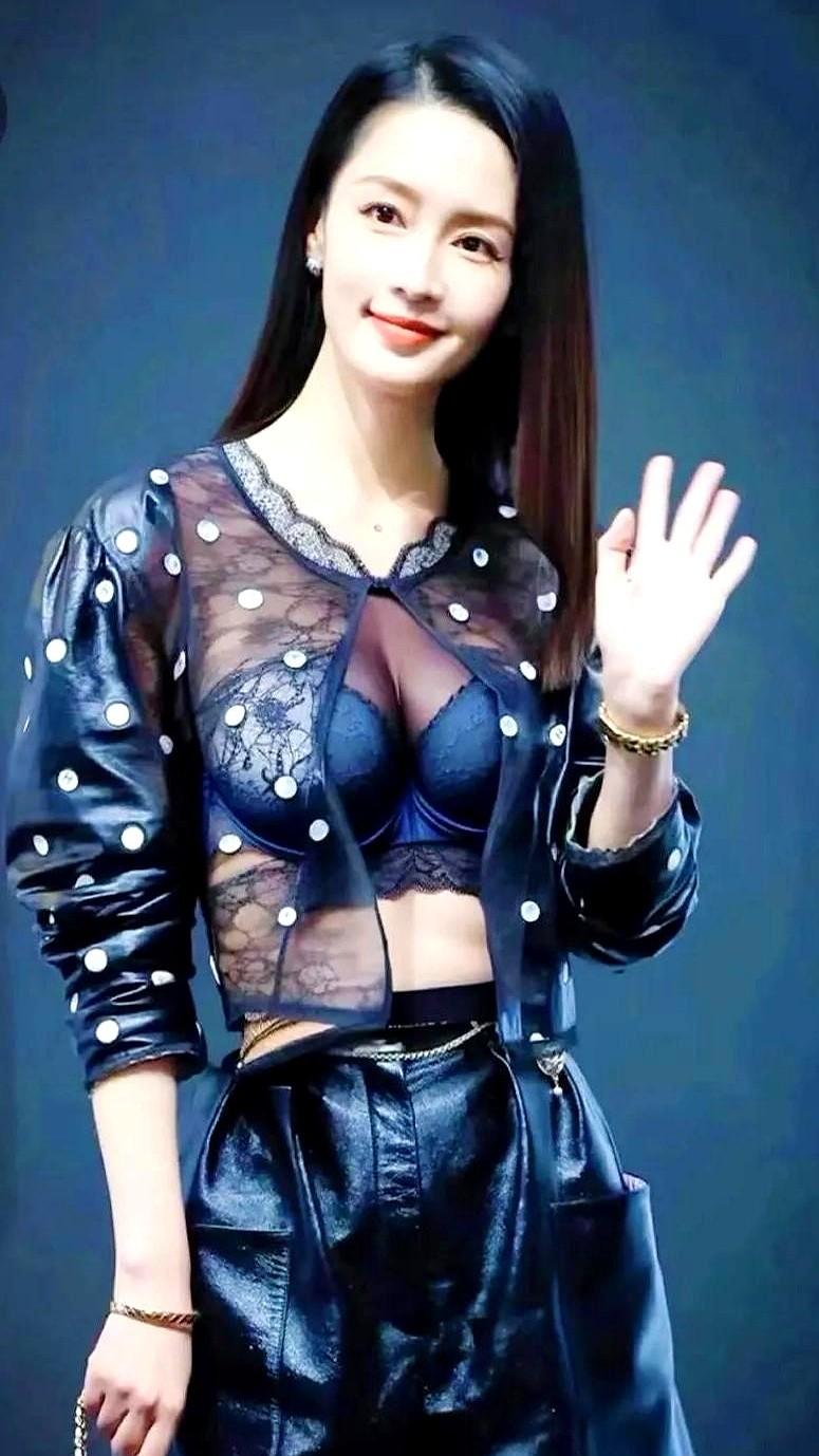 李沁这身，真不是一般人能驾驭的。

廓形皮革外套，硬生生套在蕾丝透视内搭上。刚出