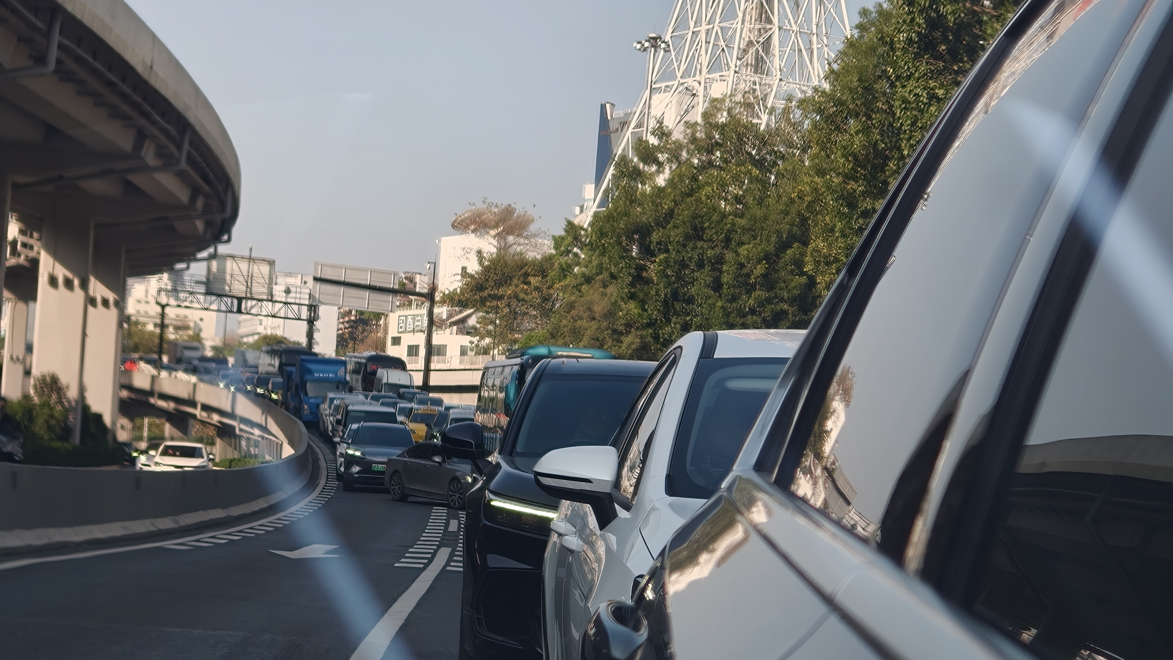 广州的交通就是因为有这种「合理」的变道，而导致的全车道拥堵关键很多时候还会有人理