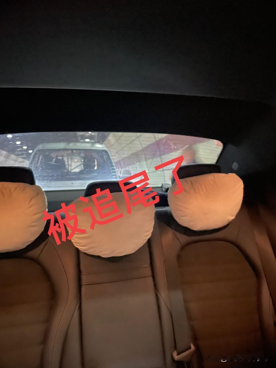 被追尾了！真的是有惊无险，没事硬多出来的一事！

今天和老公一起去医院的路上，被