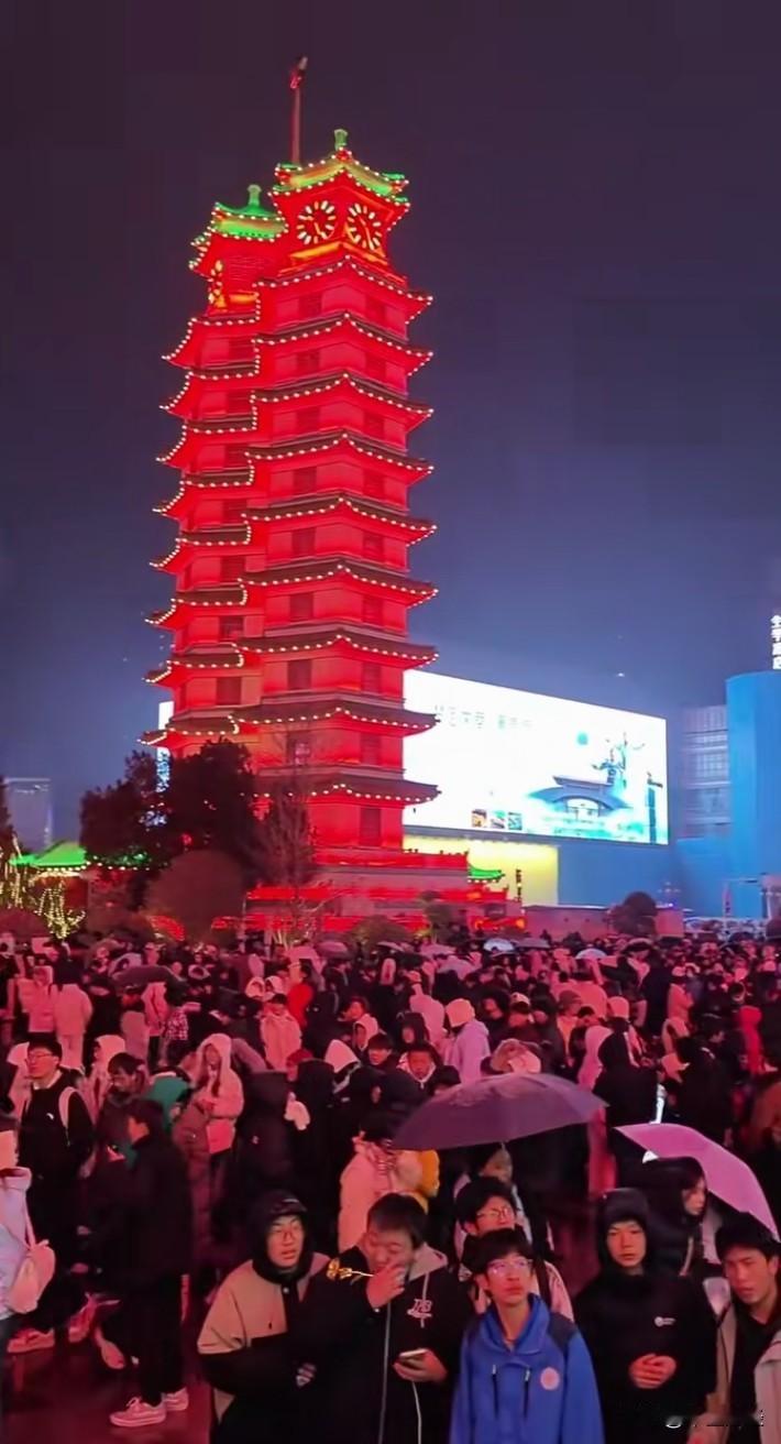 跨年寒潮来袭，郑州和台北以不同的天气开启新年。郑州冒雪跨年，寒潮让这里迎来大雪，