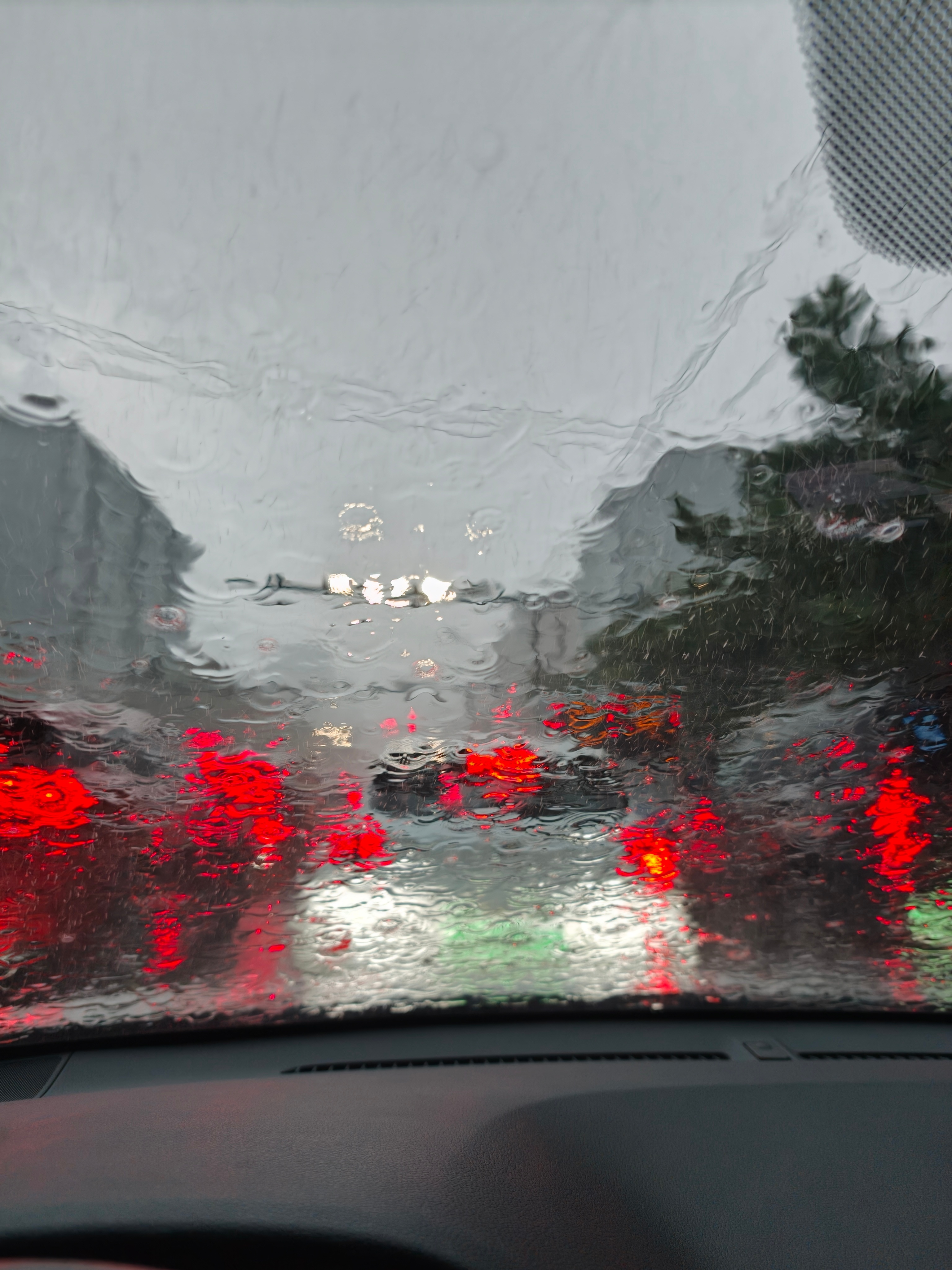 北京大雨刚才下的确实太大了，车都没法开