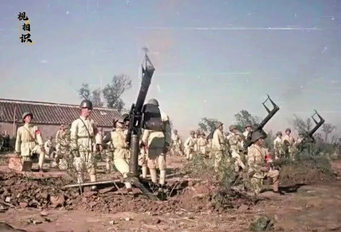 1949年，渡江战役期间，长江北岸解放军高射机枪阵地真实的场景，由当时的苏联记者...