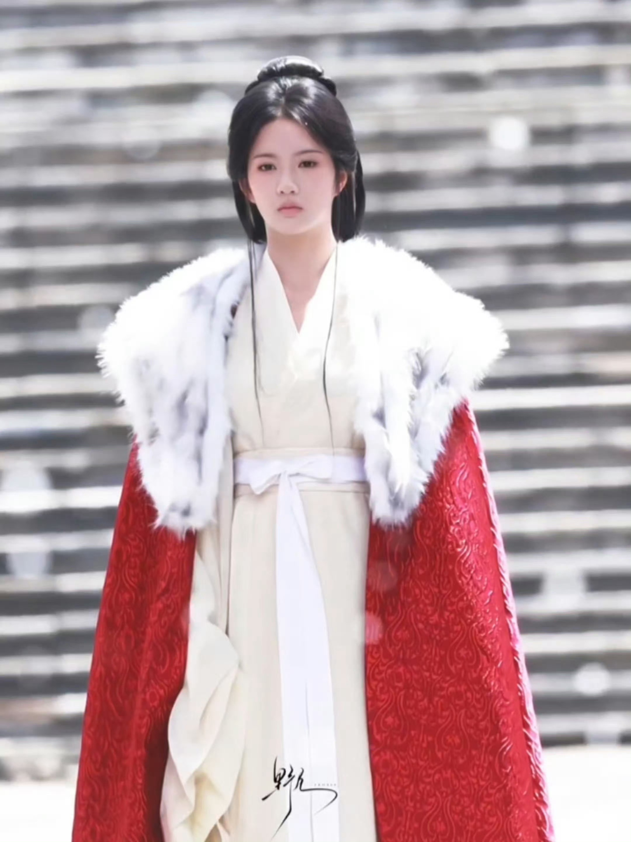 刘些宁归良辰的路透大虐特虐！一袭白衣的走在雪地里，披着红色的披风，眉眼间的神色毫