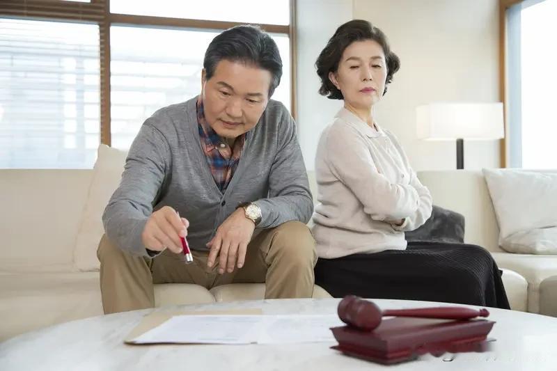 爱上离婚女人，相处时可得多用心。首先得尊重她的过去，别总揪着她的离婚经历不放。比