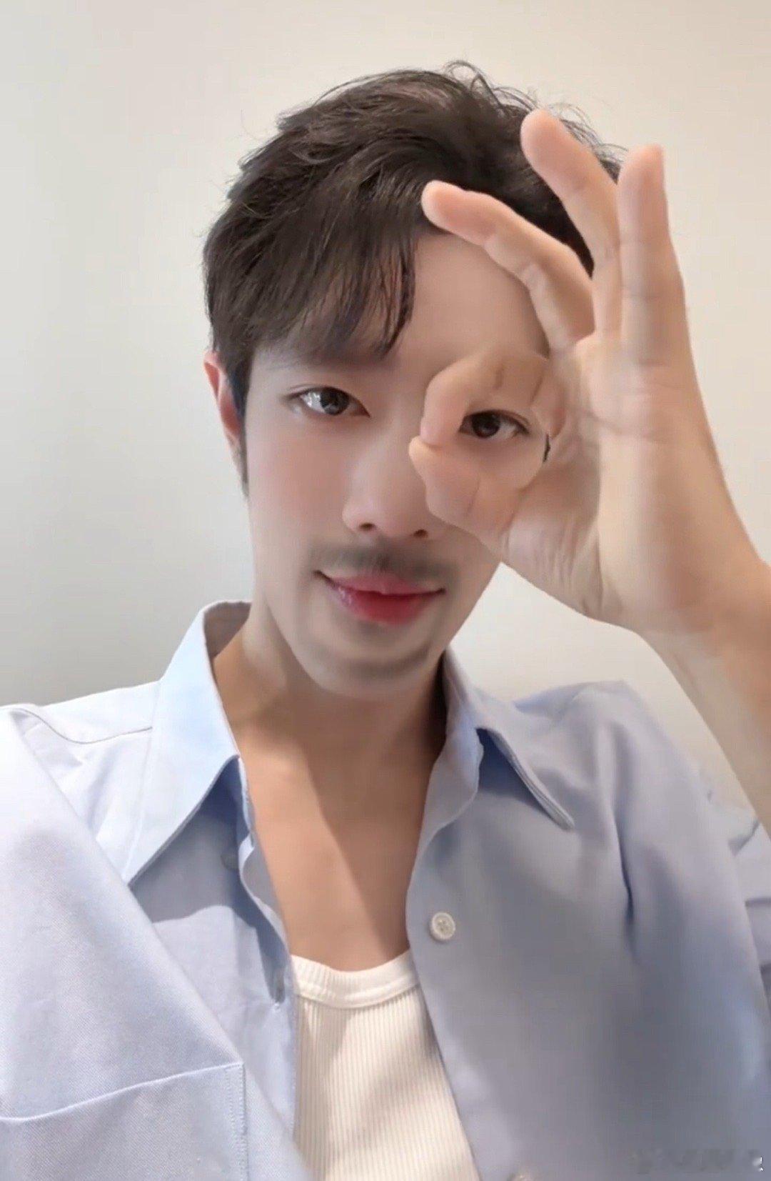 肖战闲下来的时候也爱玩儿点抽象 ​​​