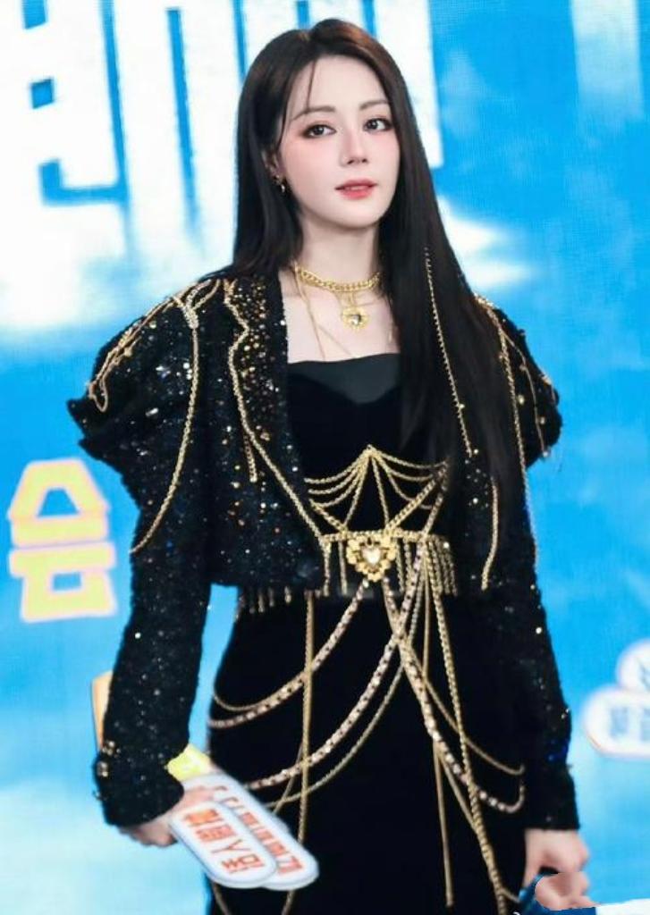 11月25日，迪丽热巴现身《枭起青壤》剧宣，黑色皮质拼接短裙配长靴，大秀逆天漫画