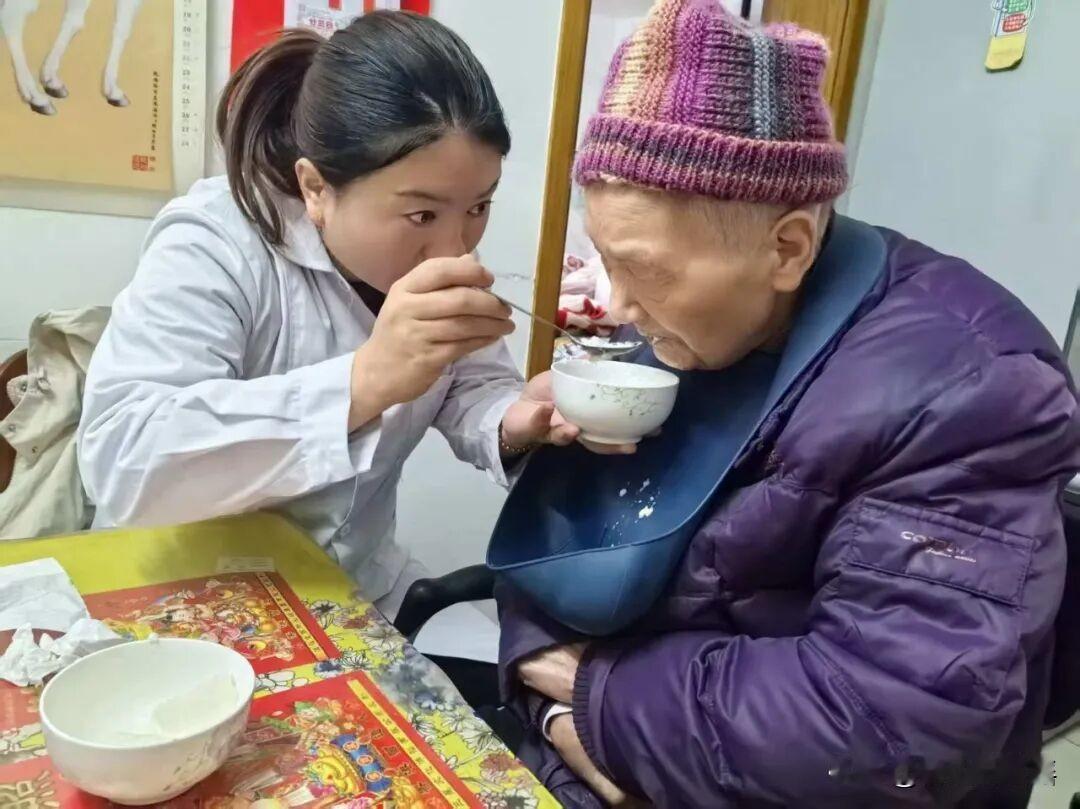 平凡坚守铸就不凡！38岁河南女子丧夫后带11个月大幼子和婆婆闯上海，10年坚守成