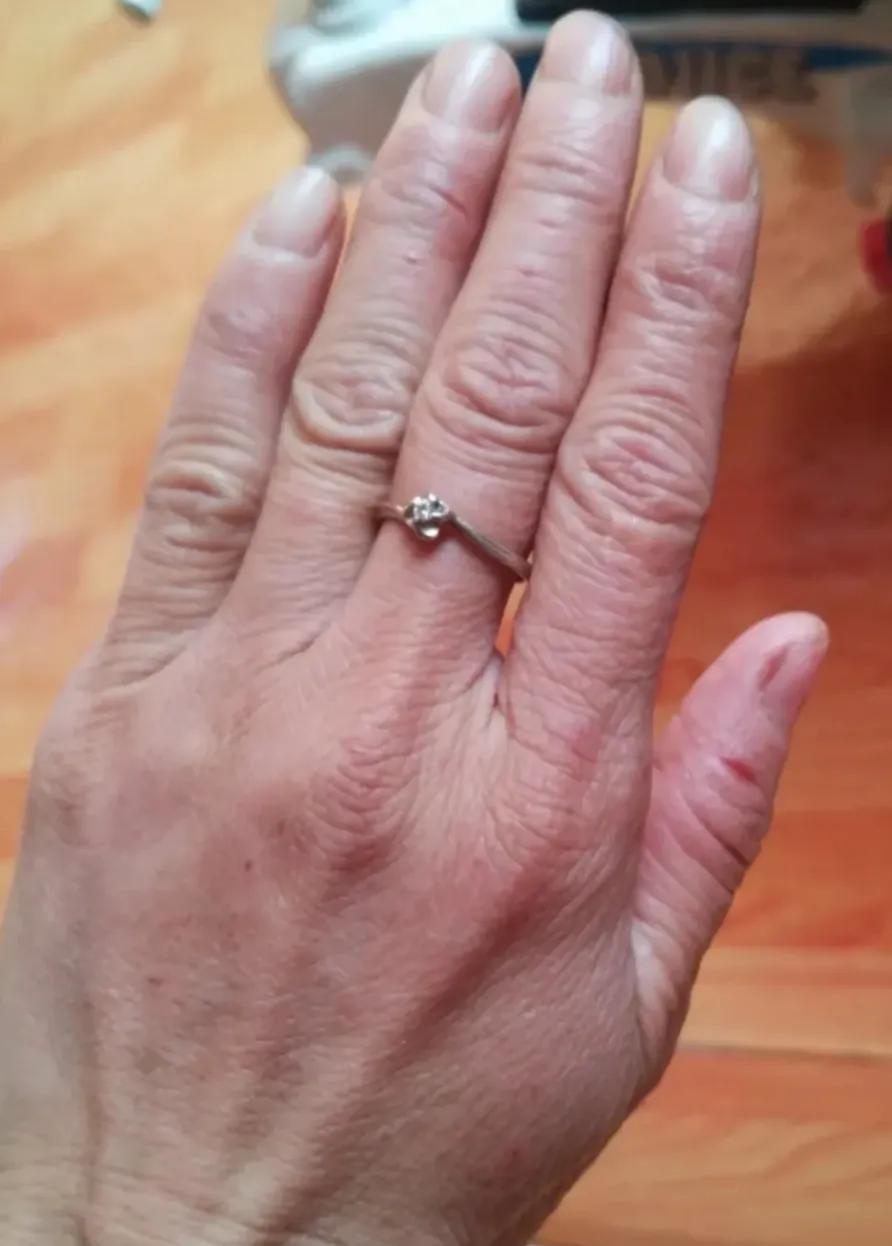 40岁的手，一到冷天了，手就爆裂的厉害！
用什么护手霜都不管用，请问有谁的手像这