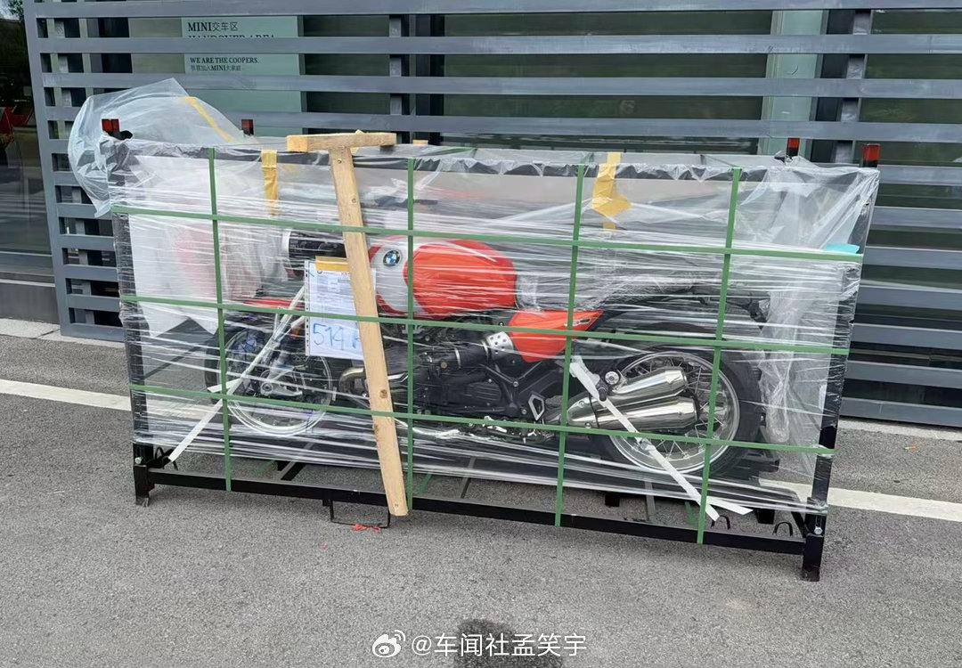 同事今天帮我开箱R12s去了，等我下周回去就能骑新车了，嗨森～ 
