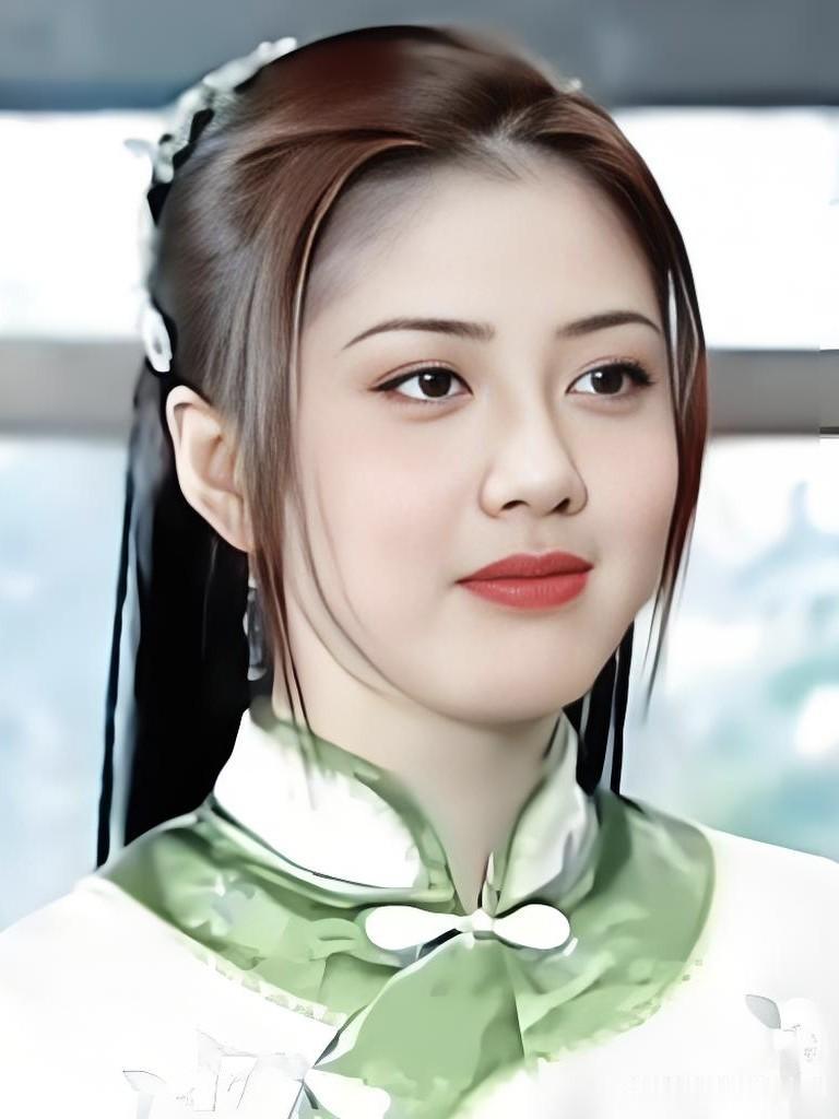 眉眼含星，笑靥如花。韩瑜以岁月淬炼的优雅，诠释着东方美人的温婉与坚韧。一颦一笑皆