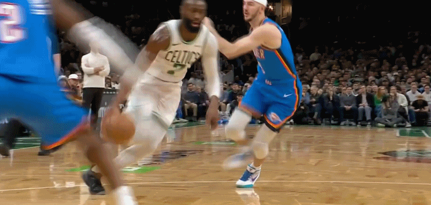 凯尔特人终结雷霆对手的12连胜。最有节目的是杰伦-布朗，在一次隔扣之后做出了“抹