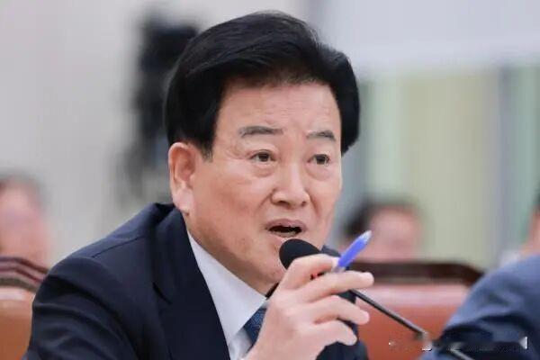 近日，美国对韩国统一部长官郑东泳的公开表态表达强烈不满，并宣布将部分限制与韩方共