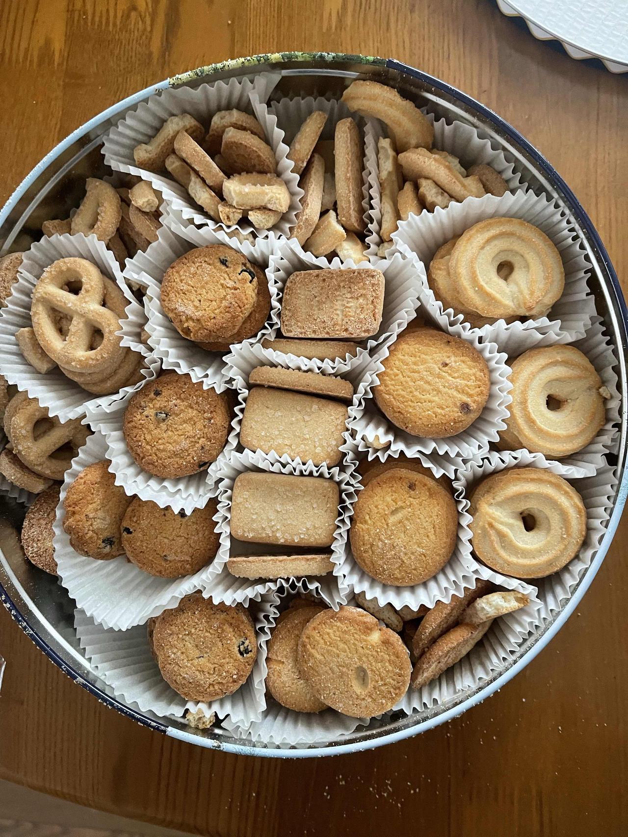 在拼多多上买了一盒丹麦曲奇，打开发现，饼干不少是碎的，而且与我在京东买的颜色也不