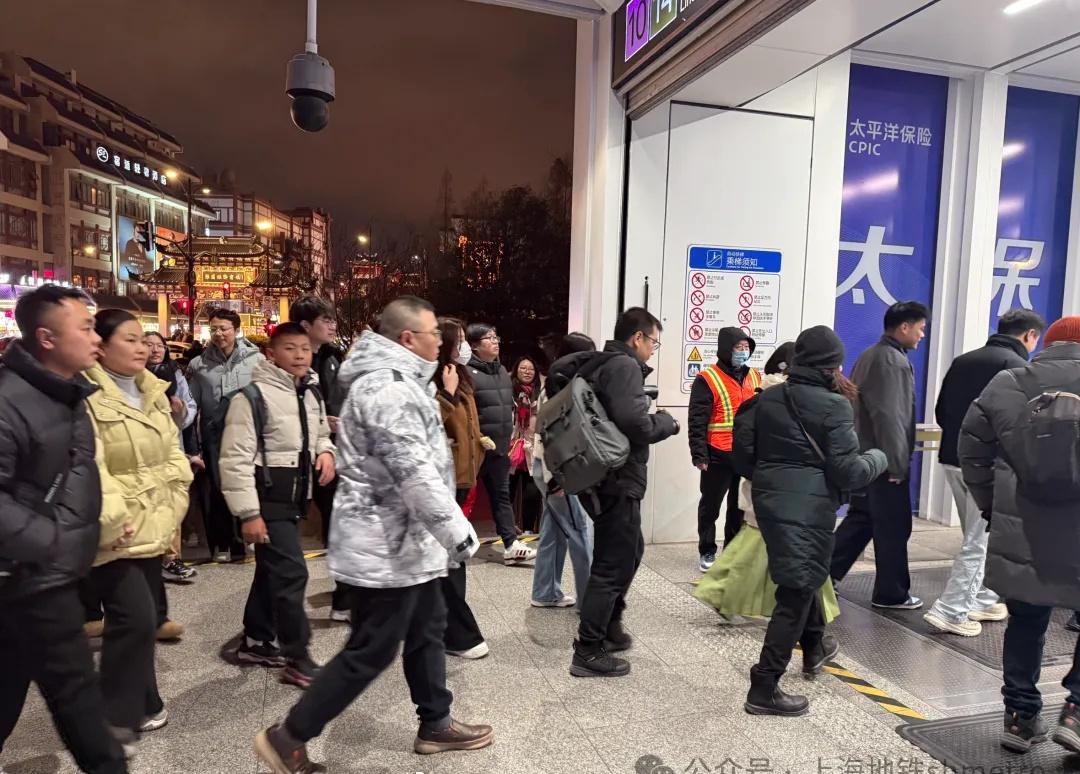 【地铁眼】元旦假期，申城寒意袭人，上海轨道交通全线网迎来大客流叠加寒潮的双重考验