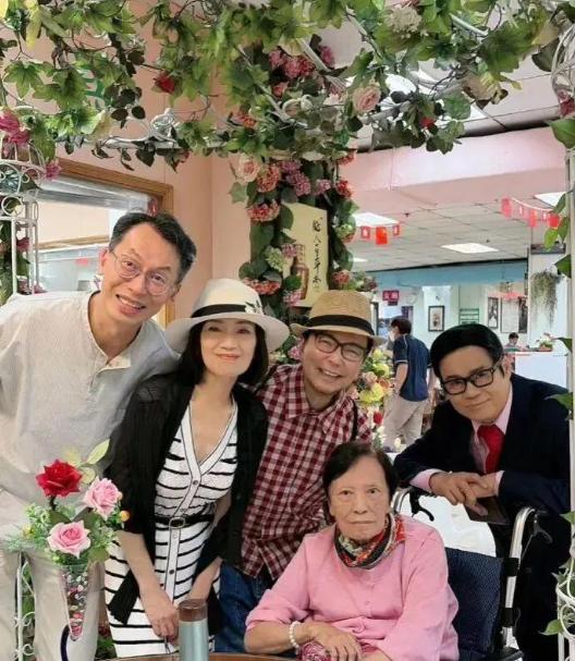 演了一辈子 “垃圾婆” 的余慕莲，89 岁生日那天给自己安排了一件大事 —— 遗