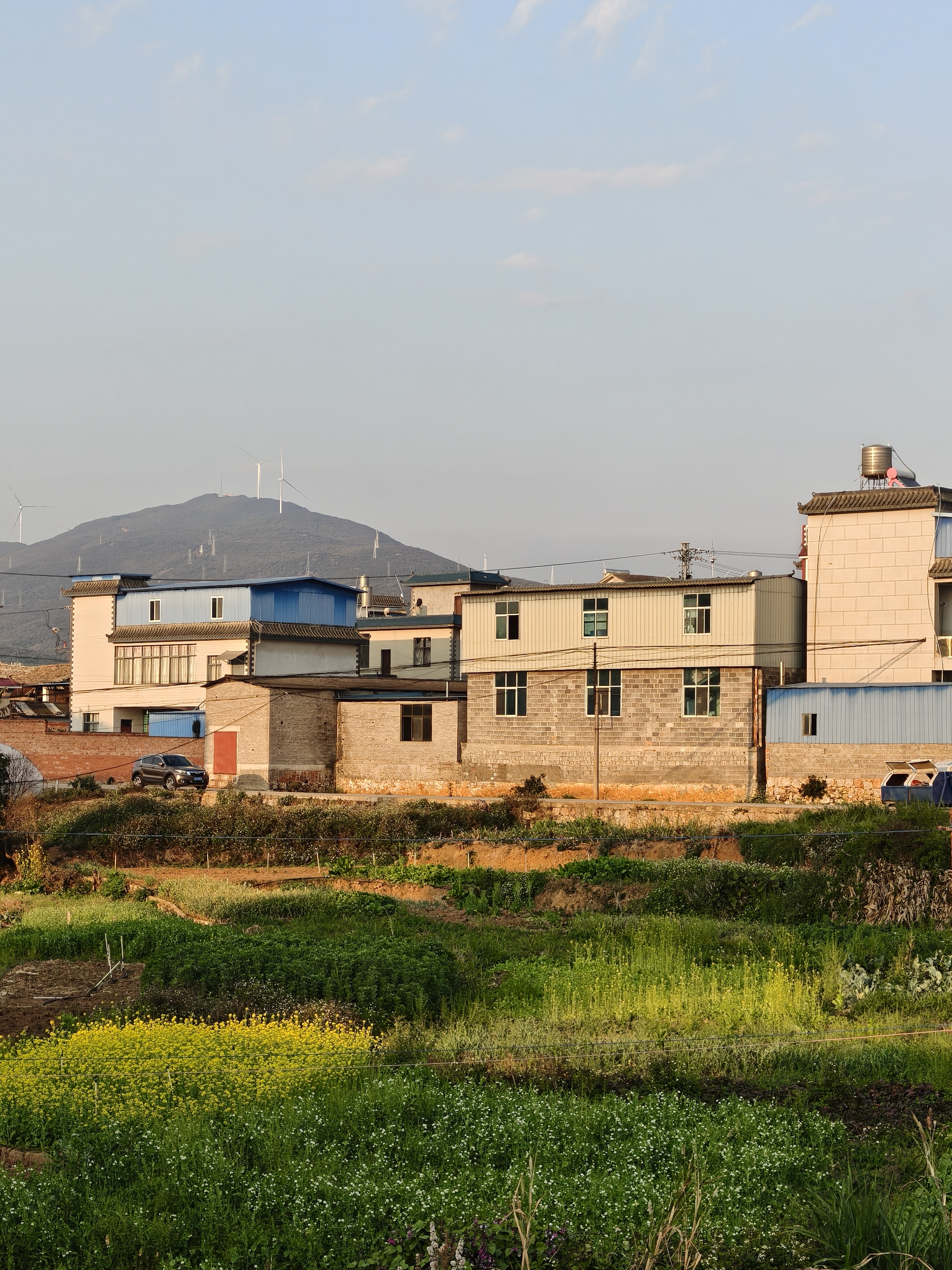 老爸忍不住了，开了一圈回味了下当年走南闯北的座驾……今天回乡下老家吃了，肉太多了