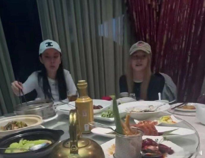 素人爽饭局照流出，网友说她近况还行，在美国开了个服装店，还有一些老乡朋友 