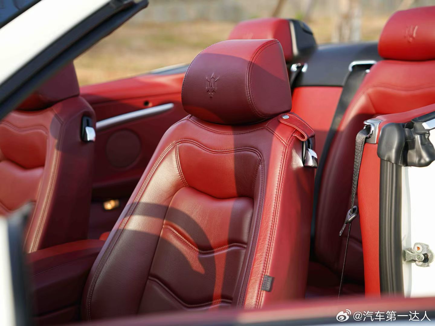 海风与声浪，是玛莎拉蒂GTC的标配.敞篷一开，风都跟着姓玛萨。v8自吸 