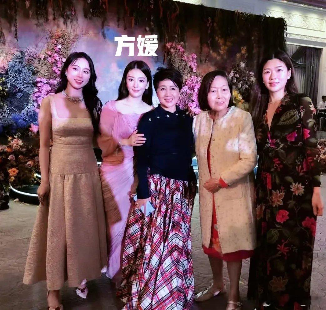 方媛参加了奚梦瑶何猷婚礼答谢宴何猷君奚梦瑶婚礼答谢宴上的方媛方媛盛装打扮，穿着粉