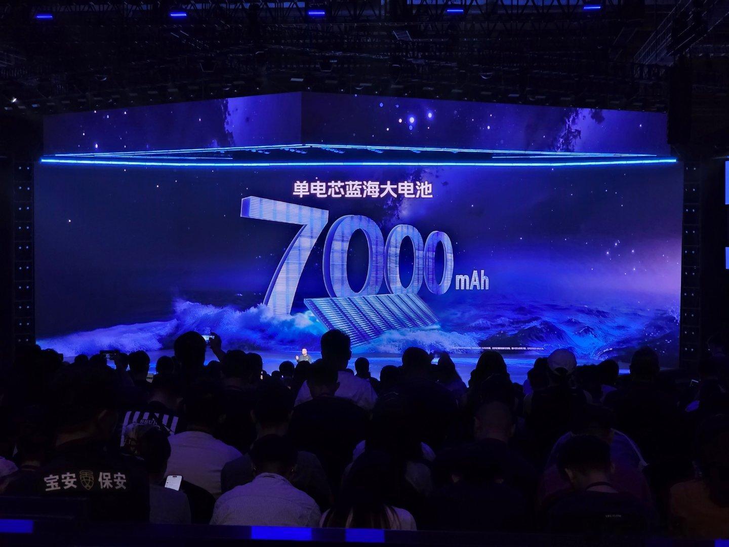 iQOO 15采用了7000mAh大电池，支持了100W快充以及40W的无线充电