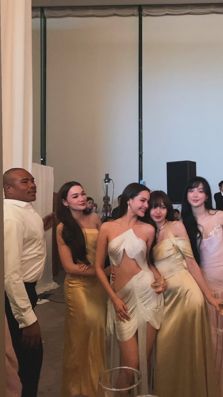 💛 美女贴贴～LISA
