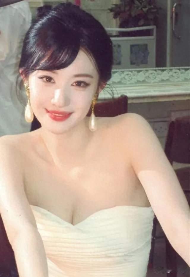 王楚然跟孟子义风格类似，从“翻白眼”到如今非常火，谁更胜一筹