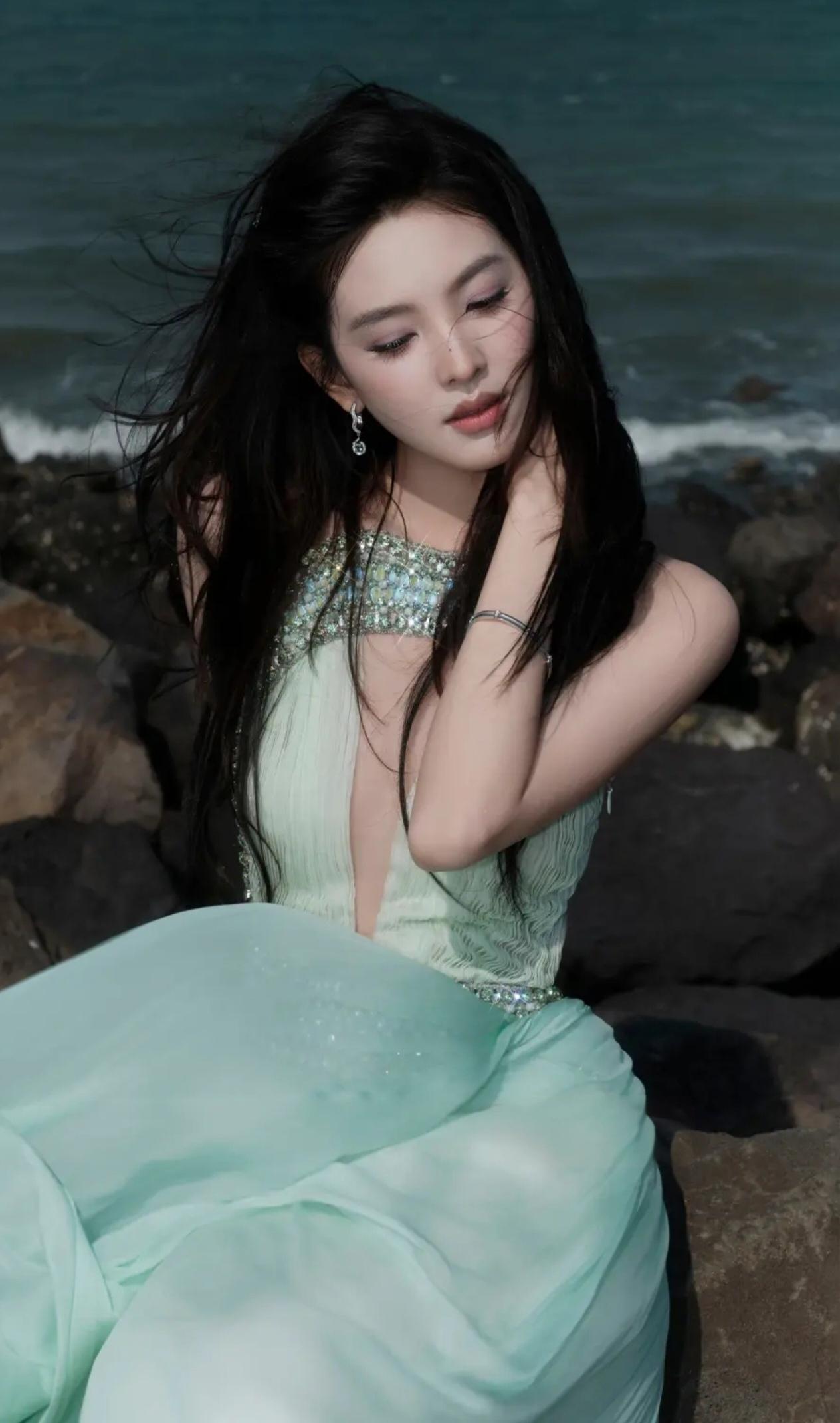 海风扬起发丝，光影勾勒轮廓，在清新与灵动之间，解锁属于自己的多元魅力，每一面都闪