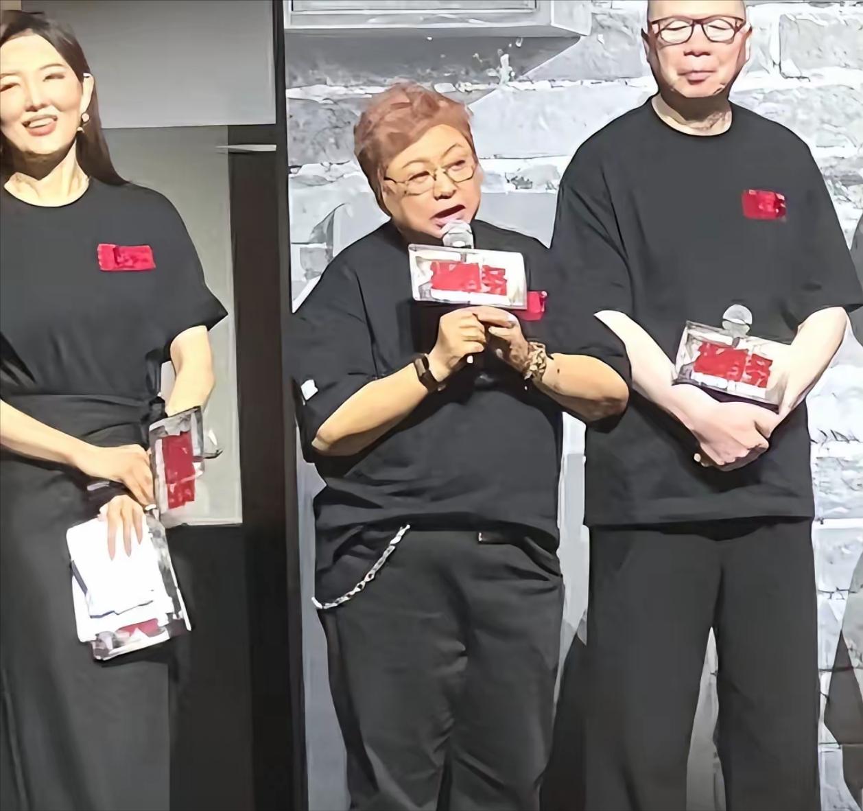 给朋友电影站台却被推上舆论风口，韩红最近这波热搜上得有点冤。

她当场激动回应，